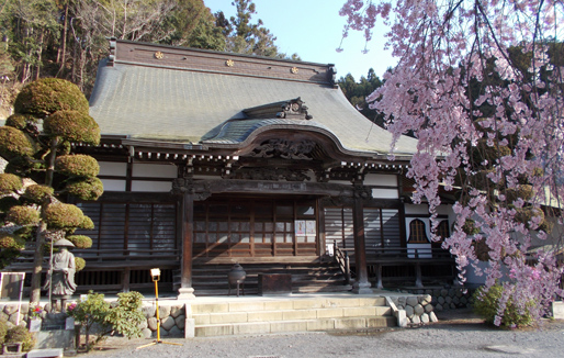 龍光山 梅岩寺　本堂前